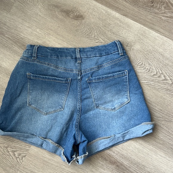 No Boundaries Denim Rolled Cuffed Shorts Size 11 - Picture 2 of 3
